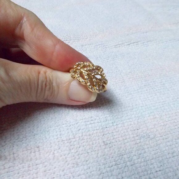 Avon "Palm frond" goldtone ring in size 8 - Picture 1 of 4